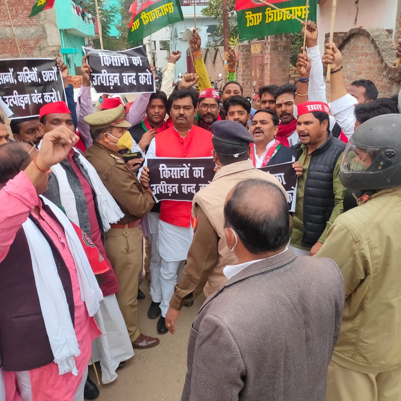 काबर्ट्सगंज में सपा के पूर्व विधायक अविनाश कुशवाहा को रोकती पुलिस। काबर्ट्सगंज में सपा के पूर्व विधायक अविनाश कुशवाहा को रोकती पुलिस।