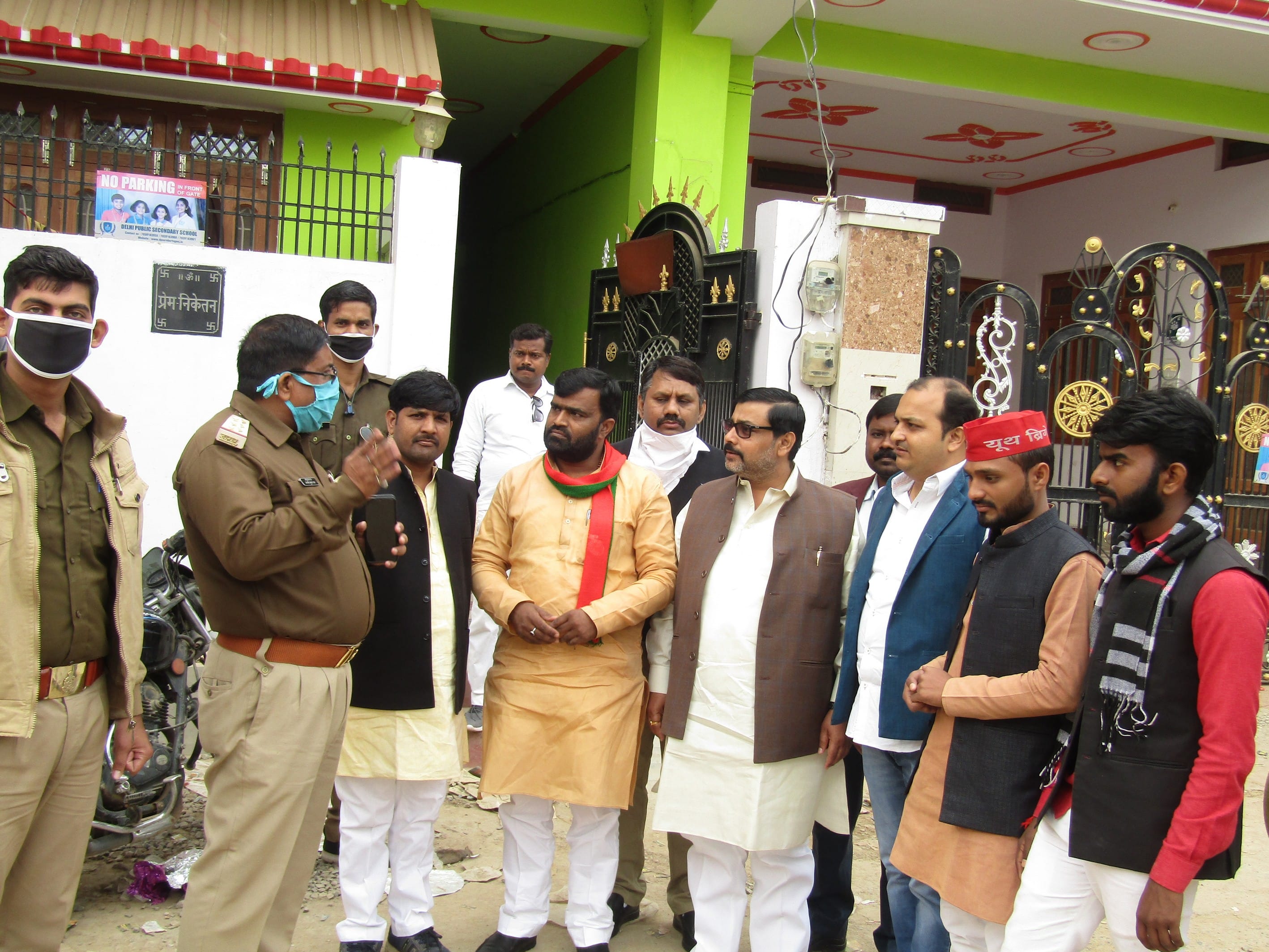 राबर्ट्सगंज इमरती कालोनी में पूर्व विधारक ऋमुनील सिंह यादव को किसान बील के विरोध में धरना पर जान? राबर्ट्सगंज इमरती कालोनी में पूर्व विधारक ऋमुनील सिंह यादव को किसान बील के विरोध में धरना पर जान?