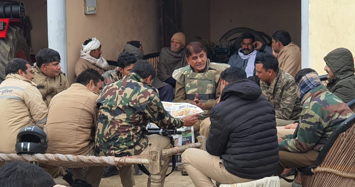 बिजनौर के ग्राम स्वाहेड़ी में राष्ट्रीय किसान मजदूर संगठन के जिलाध्यक्ष के घर पर तैनात पुलिस।