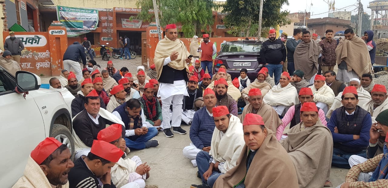 तीतरो में धरनारत सपाईयों को संबोधित करते चौ रुद्रसैन तीतरो में धरनारत सपाईयों को संबोधित करते चौ रुद्रसैन