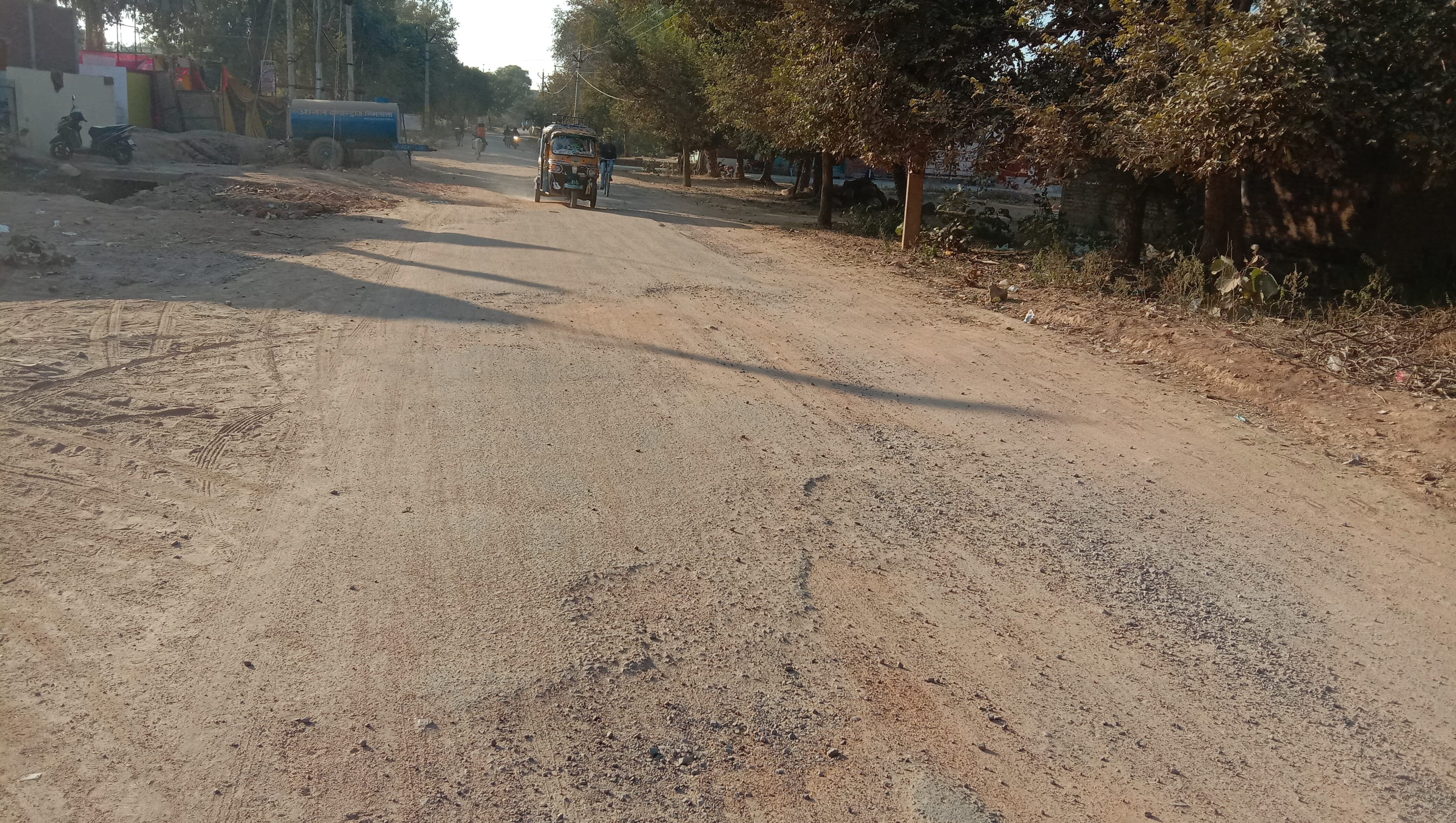 खस्ताहाल में पड़ी आम जनता के चलने वाली सड़क