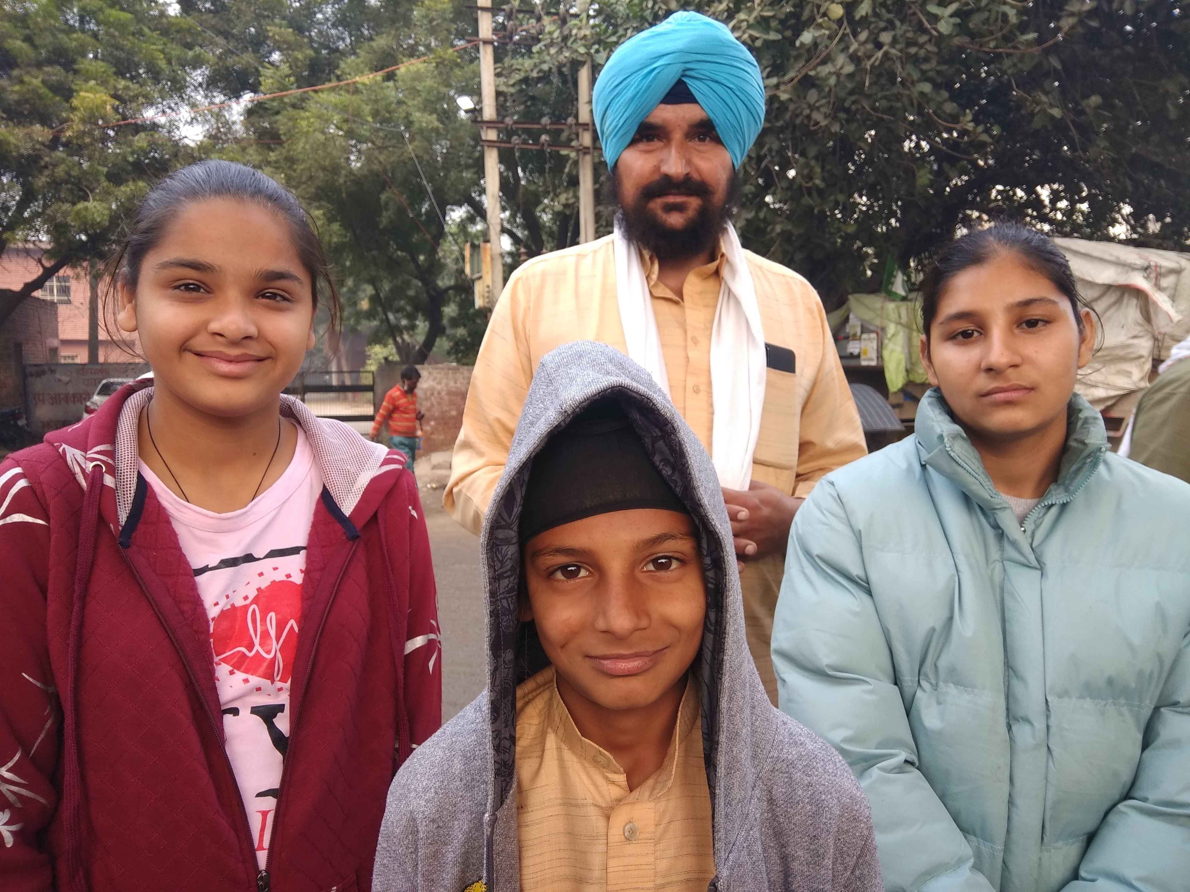 मोगा के चन्नूवाला से आए राजप्रीत सिंह, सिमरन प्रीत कौर और नवनीत कौर अपने पिता कुलविन्दर सिंह के स? मोगा के चन्नूवाला से आए राजप्रीत सिंह, सिमरन प्रीत कौर और नवनीत कौर अपने पिता कुलविन्दर सिंह के स?