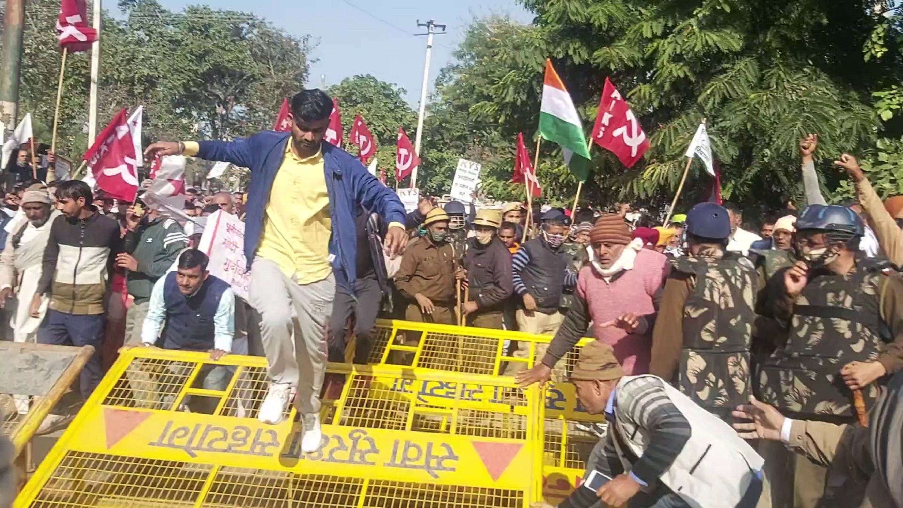 पुलिस बैरिकेड तोड़ कर आगे बढ़ा युवा। पुलिस बैरिकेड तोड़ कर आगे बढ़ा युवा।