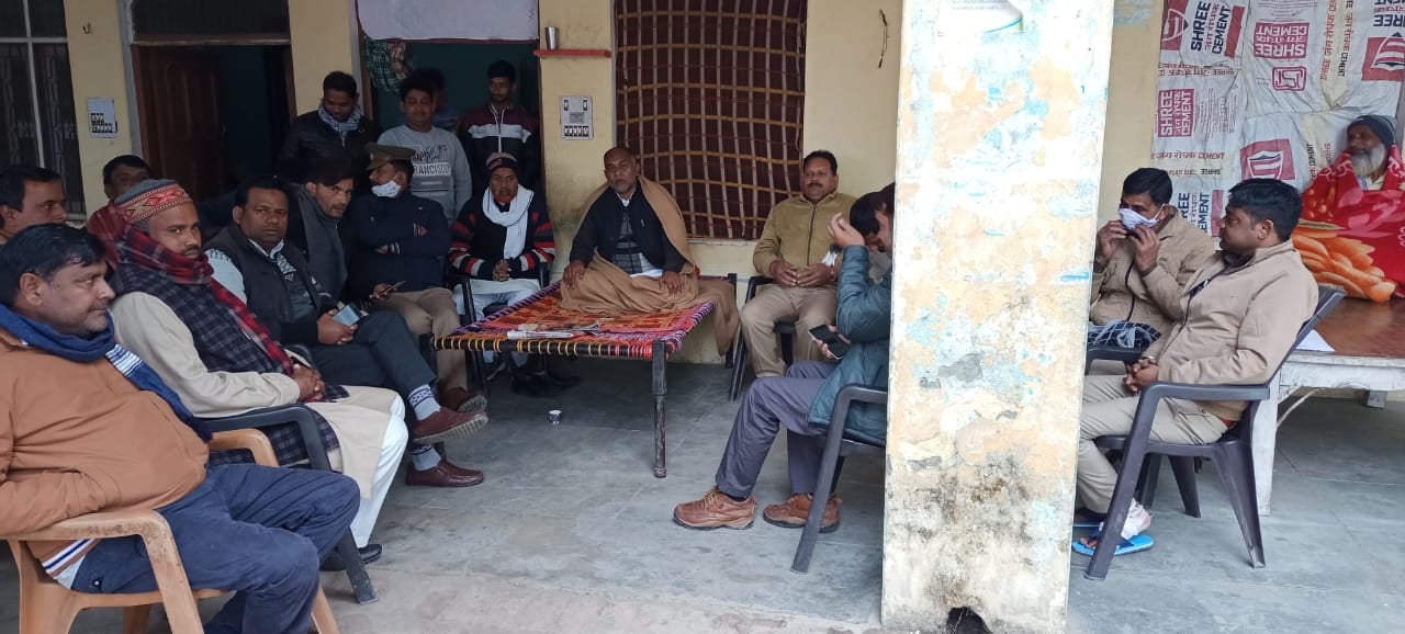 छुटमलपुर के रसूलपुर में सपाईयों को नजरबंद करती पुलिस छुटमलपुर के रसूलपुर में सपाईयों को नजरबंद करती पुलिस