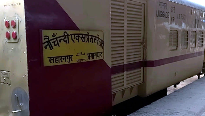 रवाना होने से पहले रेलवे स्टेशन के प्लेटफार्म नंबर तीन पर नौचंदी एक्सप्रेस।