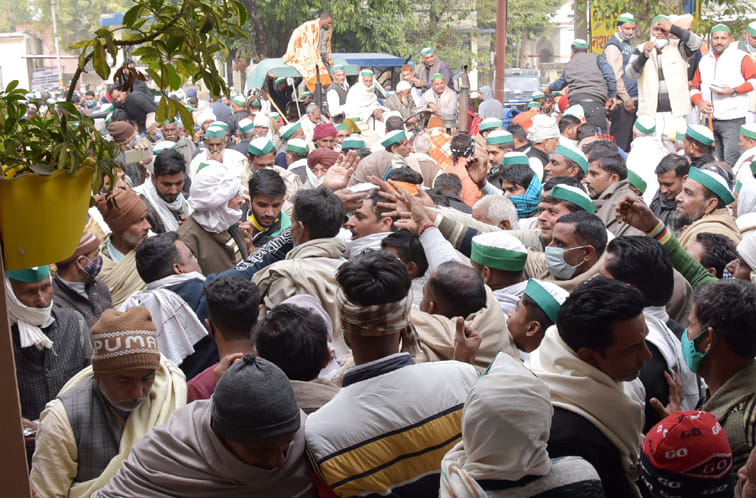 सहारनपुर में कृषि कानून के विरोध में झलूस लेकर कलेक्ट्रेट में पहुंचे किसानो को भोजन वितरित करते ? सहारनपुर में कृषि कानून के विरोध में झलूस लेकर कलेक्ट्रेट में पहुंचे किसानो को भोजन वितरित करते ?