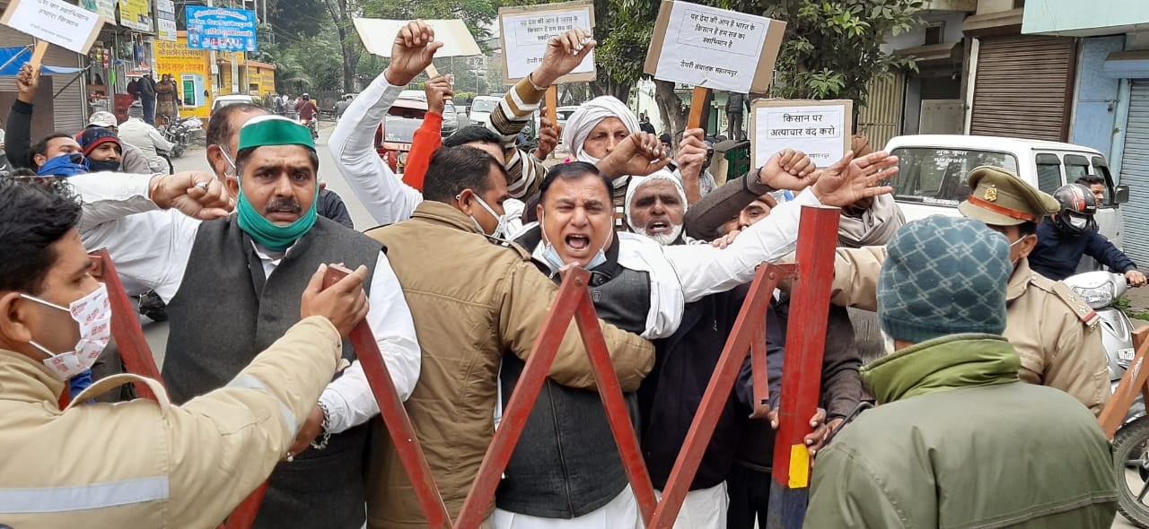 खलासी लाइन पुलिस चौक के बाहर बेरीकेडिंग लगाकर डेयरी संचालक संघर्ष समिति के अध्यक्ष संजय वालिया ? खलासी लाइन पुलिस चौक के बाहर बेरीकेडिंग लगाकर डेयरी संचालक संघर्ष समिति के अध्यक्ष संजय वालिया ?
