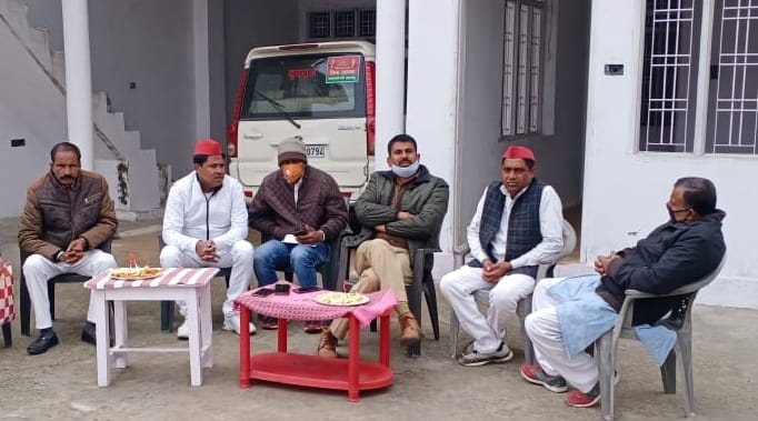 गागलहेड़ी में घर पर ही सपा नेताओं को नजरबंद करती पुलिस गागलहेड़ी में घर पर ही सपा नेताओं को नजरबंद करती पुलिस