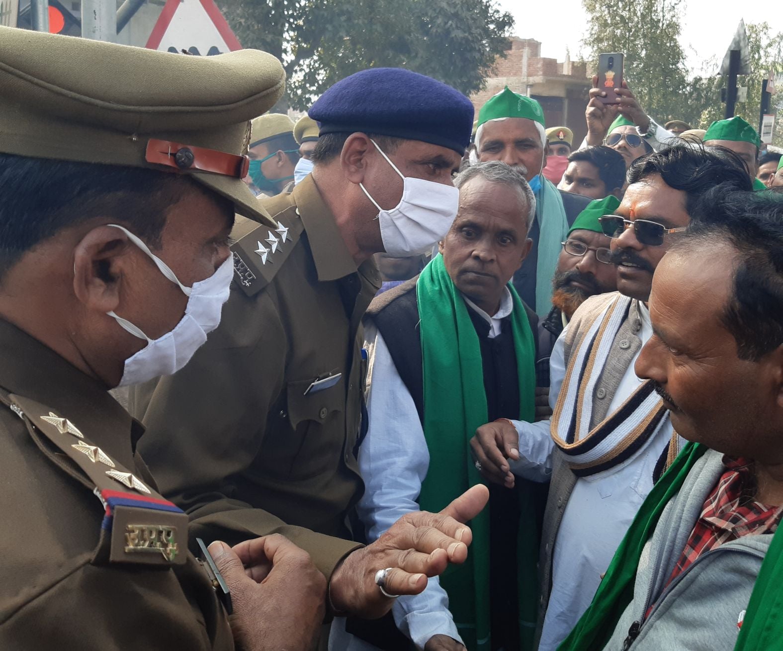 नेकपुर क्रासिंग के पास जाम लगने से सीओ से होती भाकियू नेताओं की नोकझोंक। संवाद नेकपुर क्रासिंग के पास जाम लगने से सीओ से होती भाकियू नेताओं की नोकझोंक। संवाद