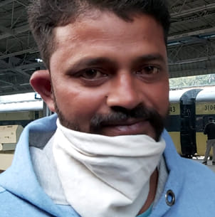 प्रयागराज के लिए ट्रेन मिलने से खुश यात्री बिजेंद्र कुमार।