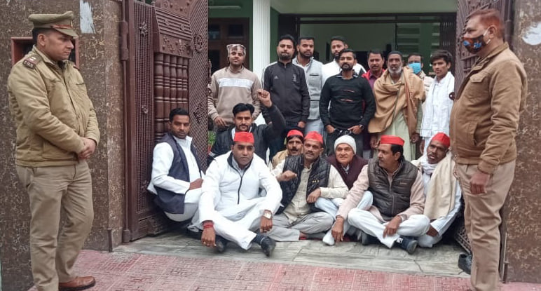 सपा कार्यकर्ताओं के साथ घर के बाहर धरने पर बैठे सहकारी गन्ना समिति के पूर्व चेयरमैन चौधरी प्रविं? सपा कार्यकर्ताओं के साथ घर के बाहर धरने पर बैठे सहकारी गन्ना समिति के पूर्व चेयरमैन चौधरी प्रविं?