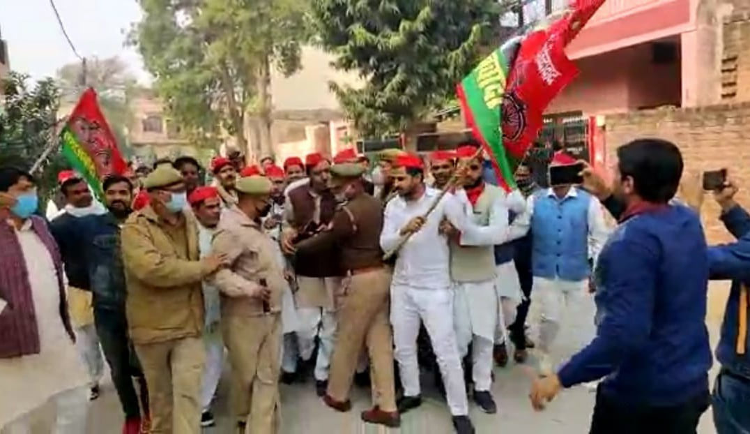 सहारनपुर में सपा के धरना प्रदर्शन में जाने का प्रयास कर रहे कार्यकर्ताओं को रोकती पुलिस सहारनपुर में सपा के धरना प्रदर्शन में जाने का प्रयास कर रहे कार्यकर्ताओं को रोकती पुलिस