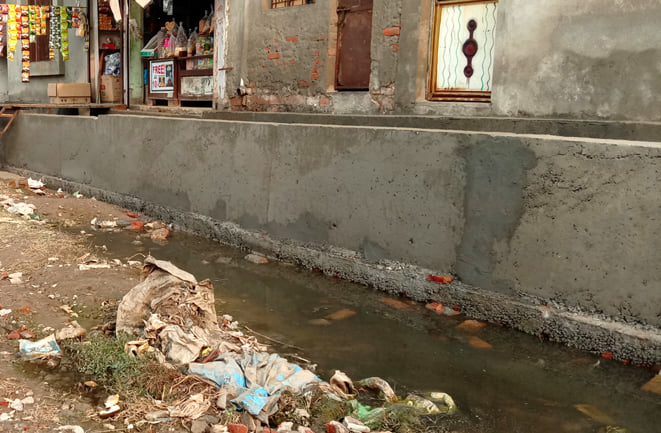 मानकमऊ में सड़क के लेवल से ऊपर बनाया गया नाला।