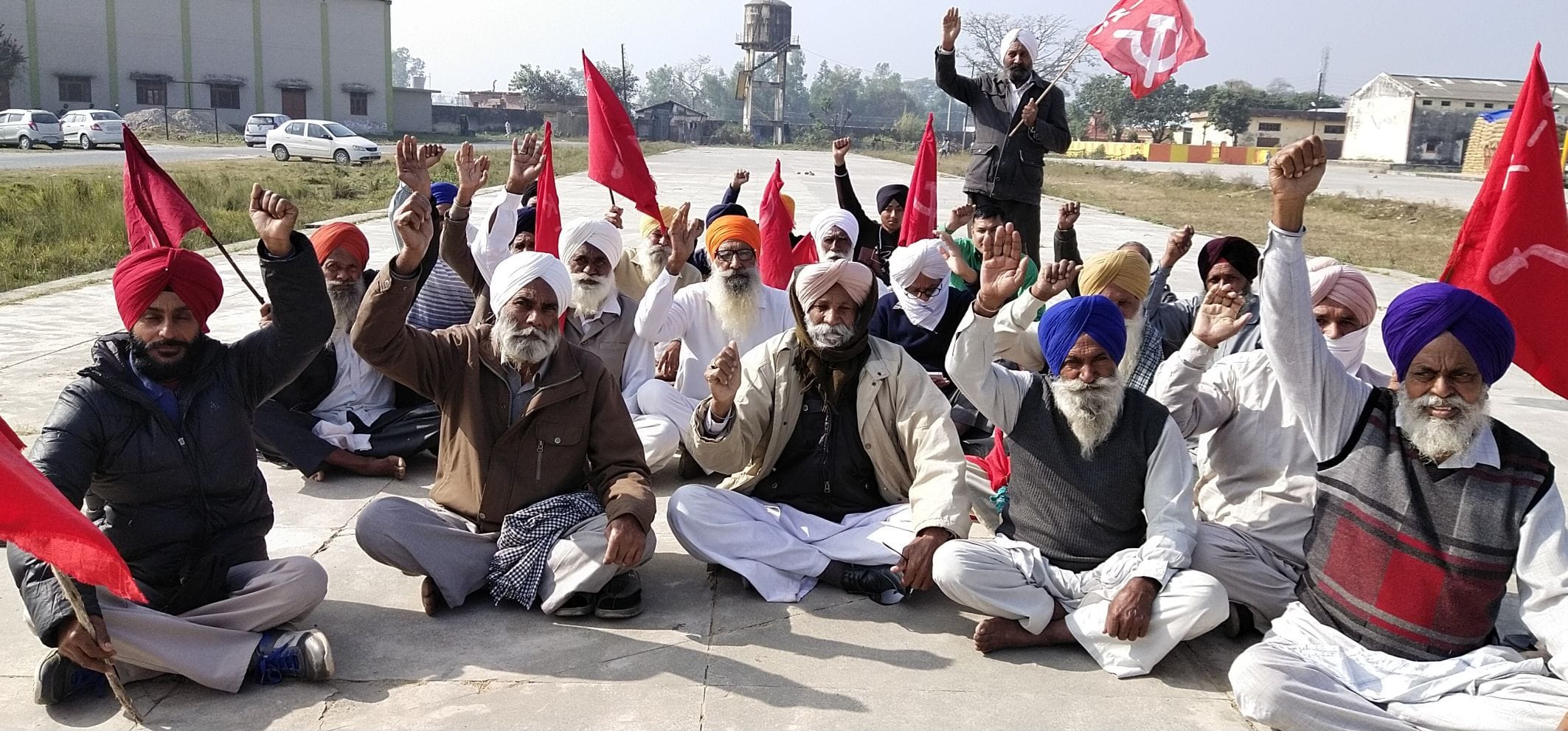 सितारगंज मंडी समिति में धरना देते किसान। सितारगंज मंडी समिति में धरना देते किसान।