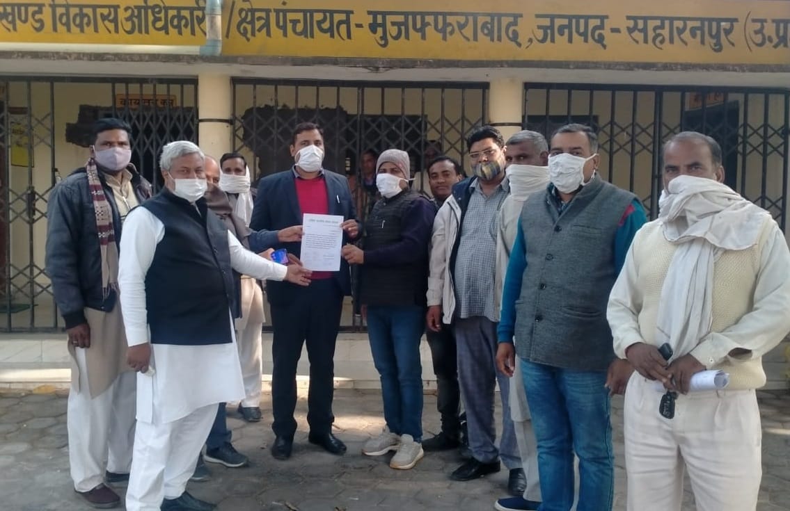 मुजफ्फराबाद में बीडीओ को ज्ञापन देते प्रधान संगठन के पदाधिकारी