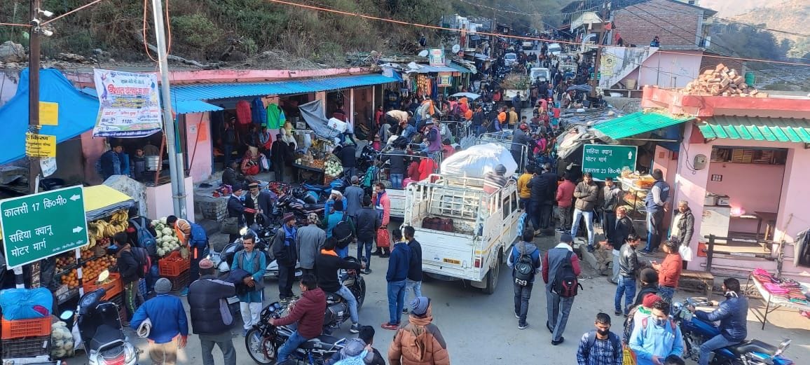 साहिया क्षेत्र में बूढ़ी दिवाली पर उमड़ी खरीददारों की भीड़। साहिया क्षेत्र में बूढ़ी दिवाली पर उमड़ी खरीददारों की भीड़।