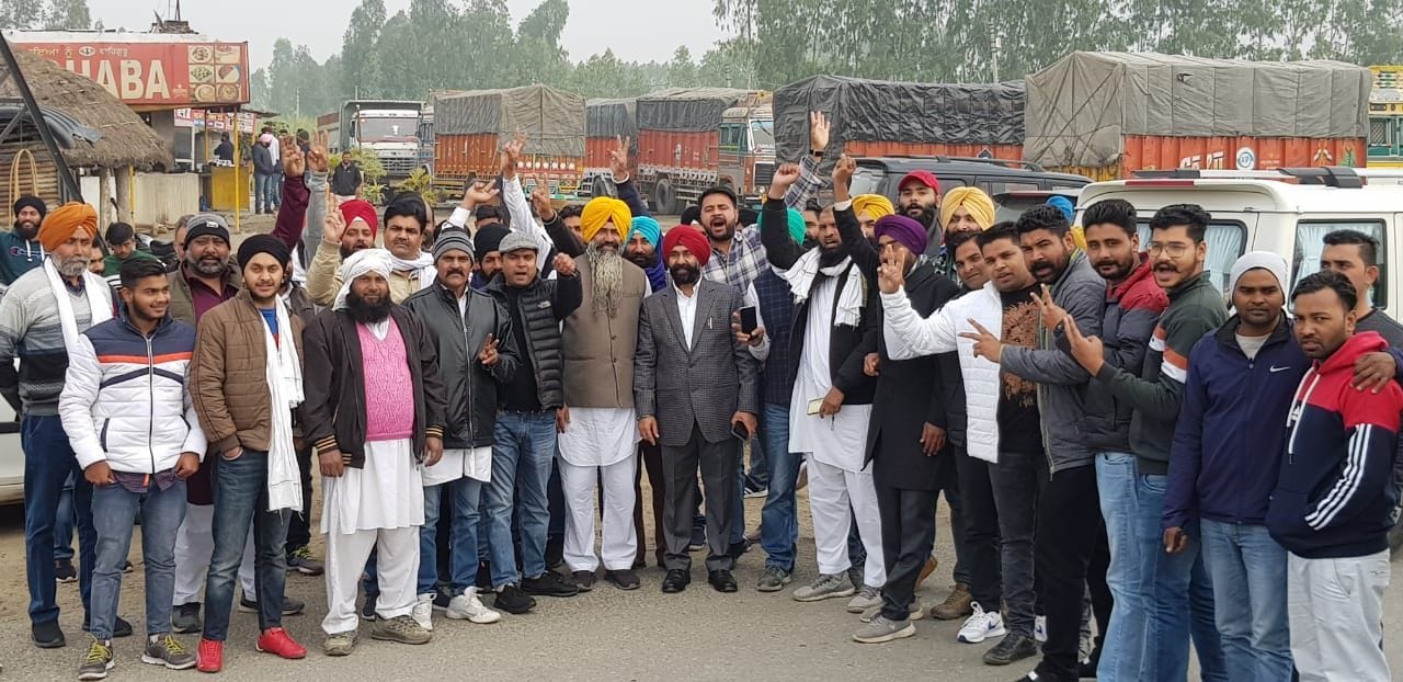 बाजपुर दोराहा पर प्रदर्शन करते किसान। बाजपुर दोराहा पर प्रदर्शन करते किसान।