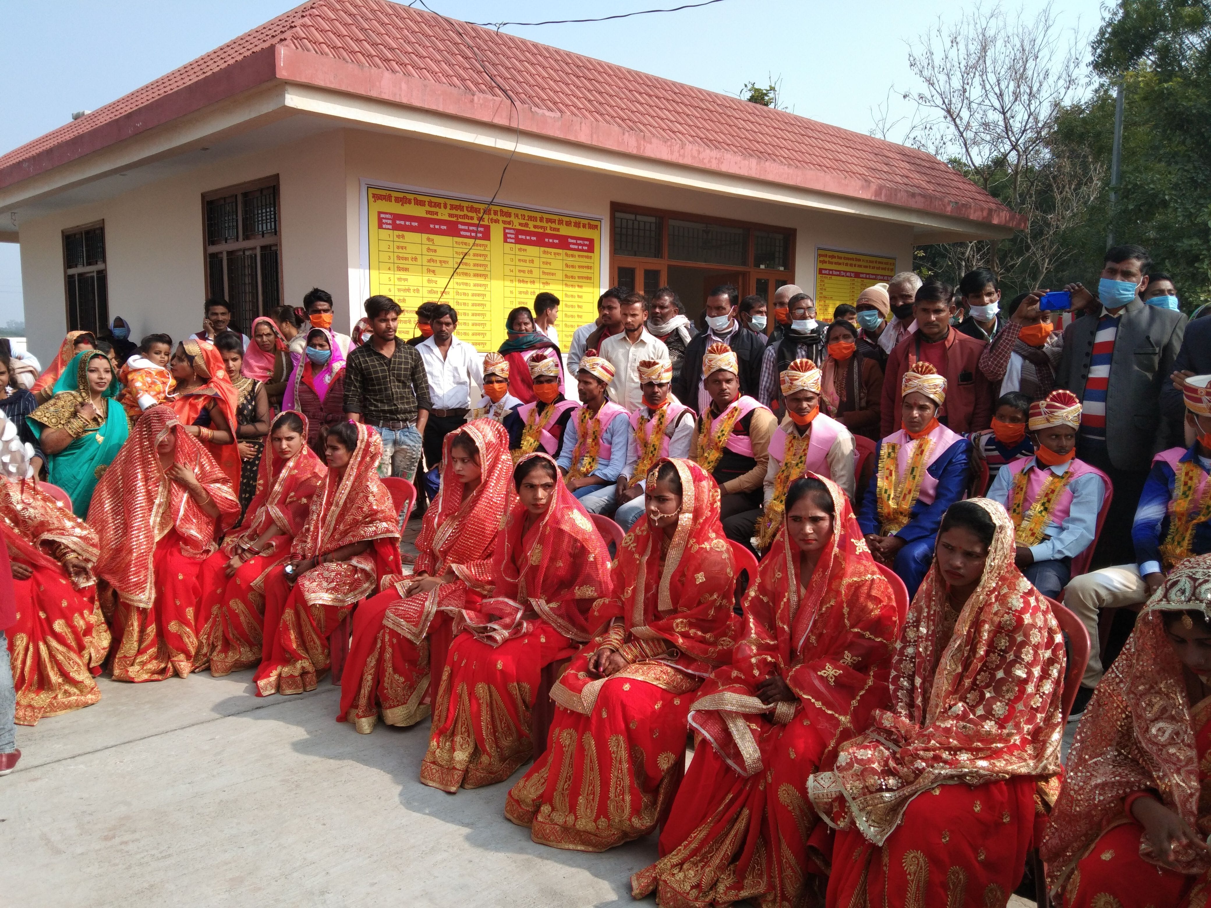 सामूहिक विवाह में बैठे जोड़े। सामूहिक विवाह में बैठे जोड़े।