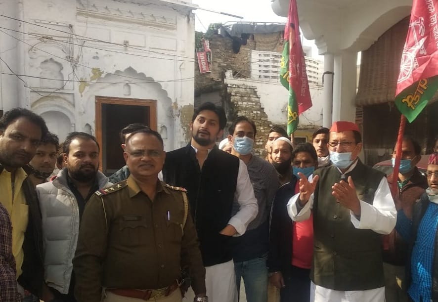 नजीबाबाद में पूर्व चेयरमैन और समर्थकों को बिजनौर प्रदर्शन में जाने से रोकती पुलिस।