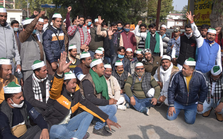 डीएम कार्यालय पर प्रदर्शन करते भारतीय किसान यूनियन तोमर के किसान