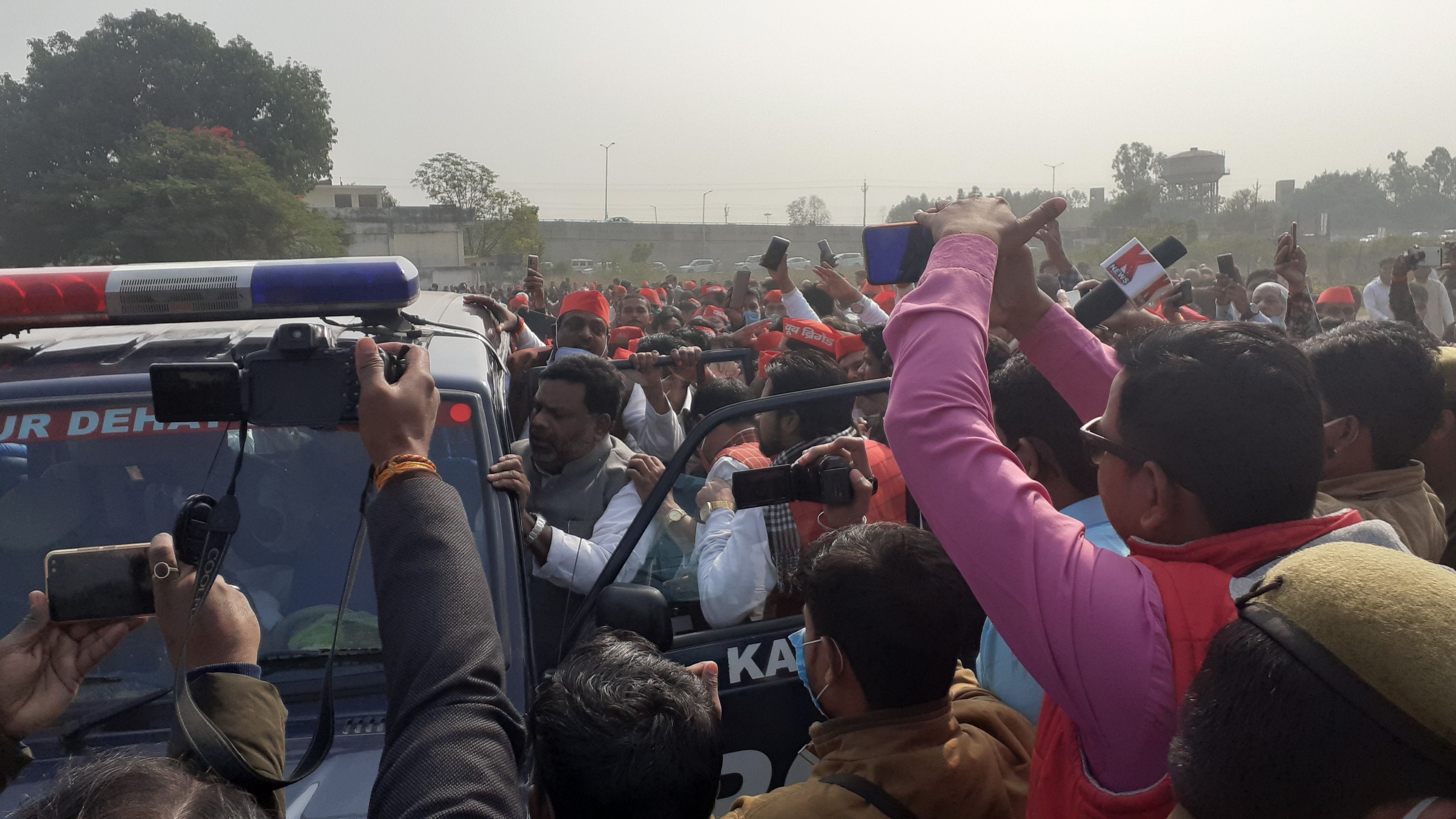 एमएलसी दिलीप यादव को जीप में बैठाती पुलिस। एमएलसी दिलीप यादव को जीप में बैठाती पुलिस।