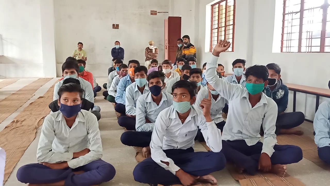 मड़ावरा के सरस्वती मंदिर इण्टर कॉलेज परिसर में मतदाता जागरुकता गोष्ठी में मौजूद छात्र मड़ावरा के सरस्वती मंदिर इण्टर कॉलेज परिसर में मतदाता जागरुकता गोष्ठी में मौजूद छात्र