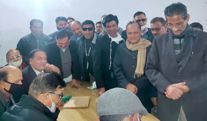 दीवानी कचहरी में नामांकन करते प्रगतिशील अधिवक्ता मंच के उम्मीदवार दीवानी कचहरी में नामांकन करते प्रगतिशील अधिवक्ता मंच के उम्मीदवार