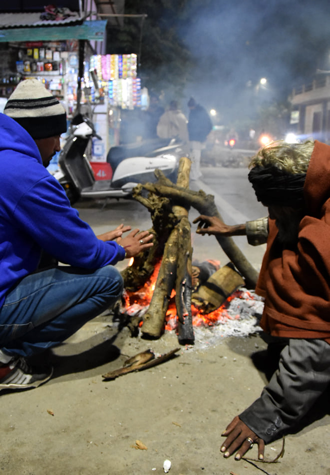 देर रात रेलवे रोड़ पर ठिठरती ठंड में अलाव का सहारा लेते लोग देर रात रेलवे रोड़ पर ठिठरती ठंड में अलाव का सहारा लेते लोग