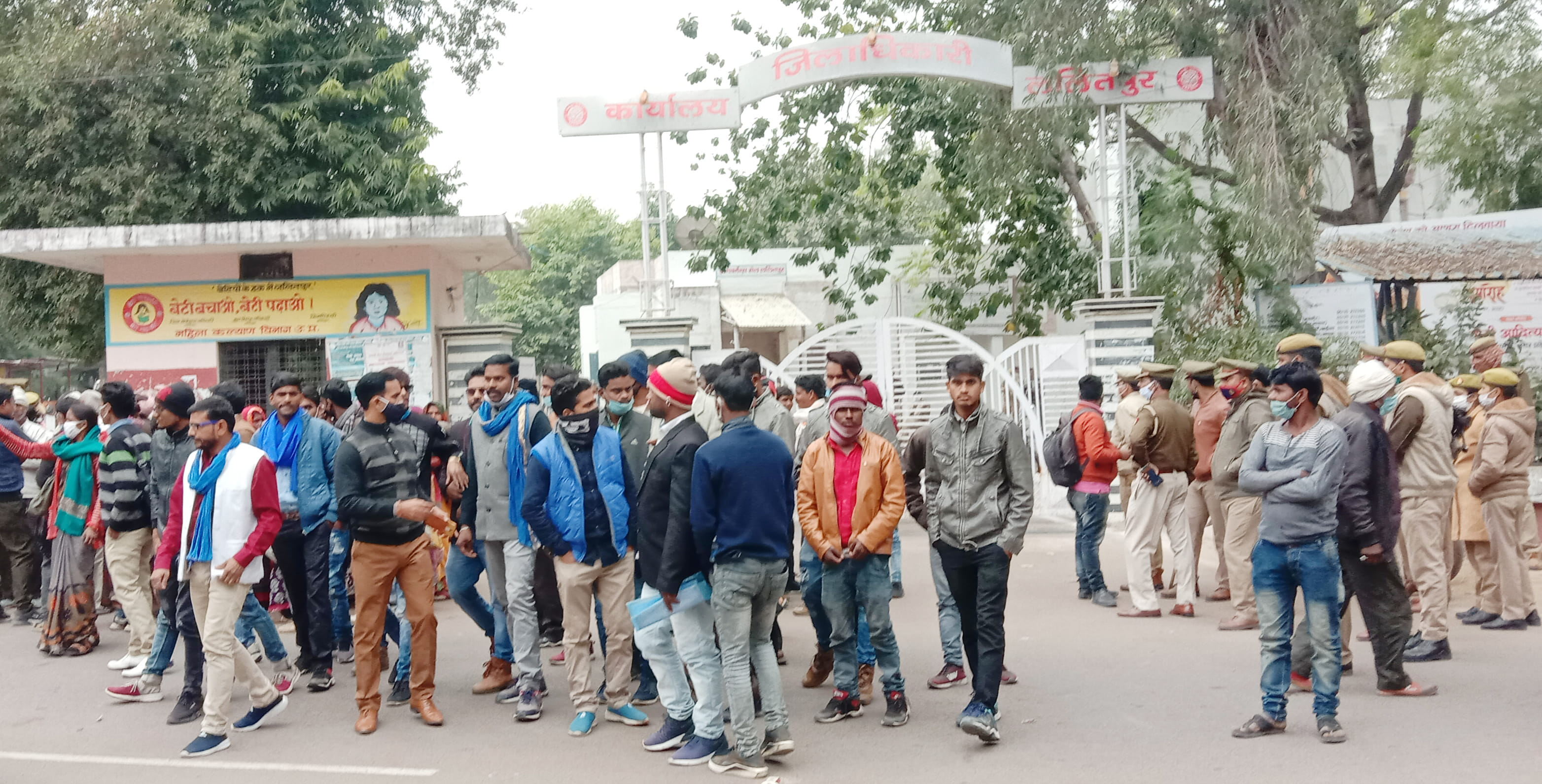 कलेक्ट्रेट के गेट के बाहर खड़े भीम आर्मी के सदस्य व पुलिस बल कलेक्ट्रेट के गेट के बाहर खड़े भीम आर्मी के सदस्य व पुलिस बल