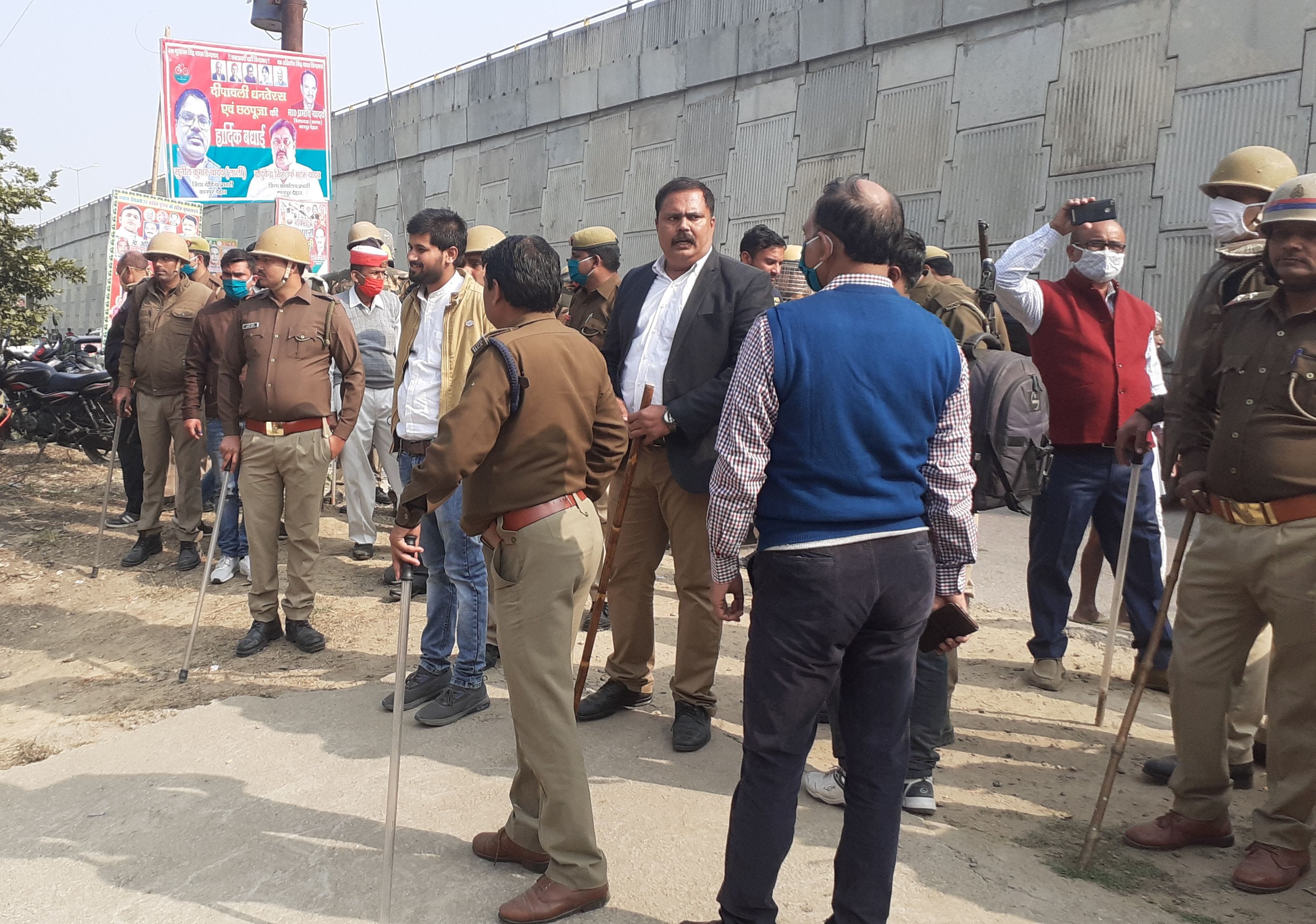 सपा कार्यालय के बाहर पुलिस बल के साथ मौजूद एसडीएम। सपा कार्यालय के बाहर पुलिस बल के साथ मौजूद एसडीएम।