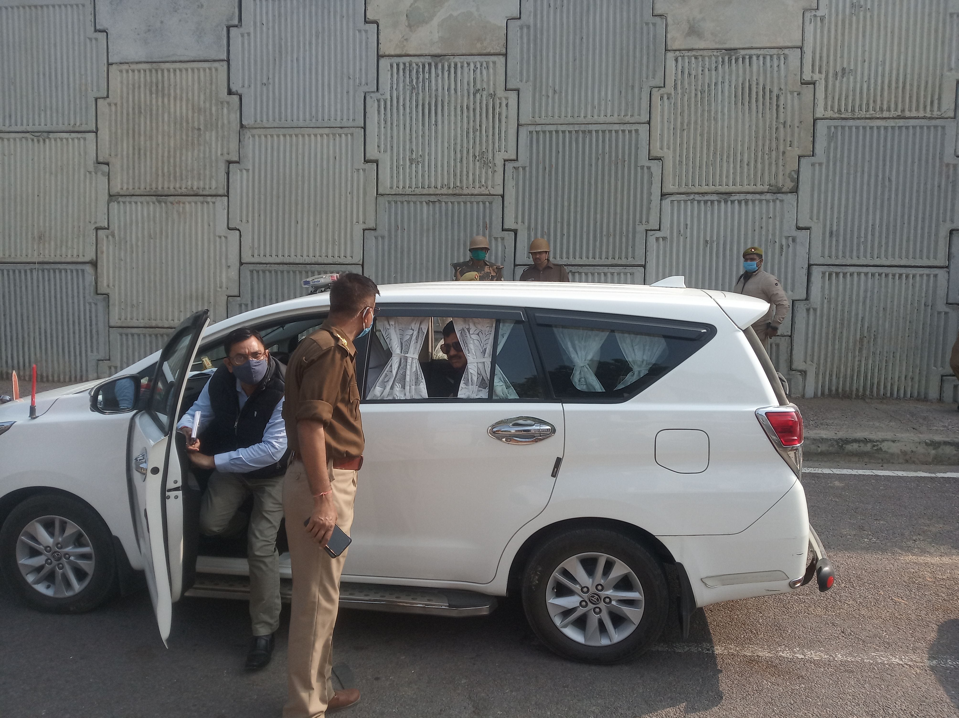 सपा कार्यालय के बाहर कोतवाल को निर्देशित करते डीएम। सपा कार्यालय के बाहर कोतवाल को निर्देशित करते डीएम।