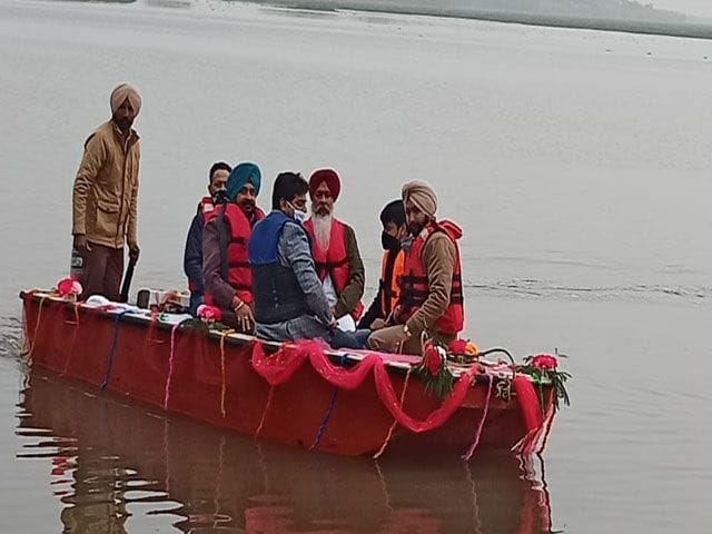 हरिके पत्तन झील (फिरोजपुर) में किश्ती पर सवार होकर प्रवासी पक्षियों को देखने जाते कैबिनेट मंत्री हरिके पत्तन झील (फिरोजपुर) में किश्ती पर सवार होकर प्रवासी पक्षियों को देखने जाते कैबिनेट मंत्री
