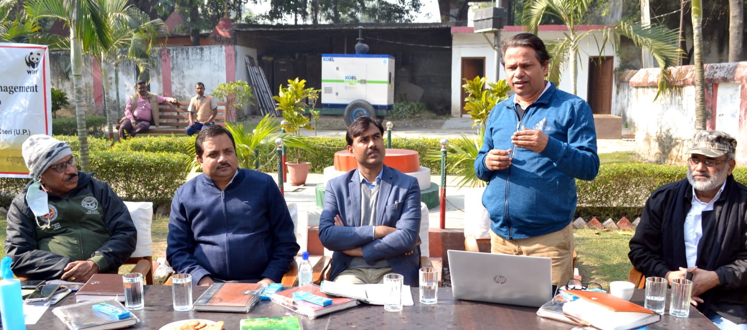 लखीमपुर में एफडी कार्यालय पर मानव वन्य जीव संघर्ष को रोकने के लिए कार्यशाला में विचार रखते सहायक 