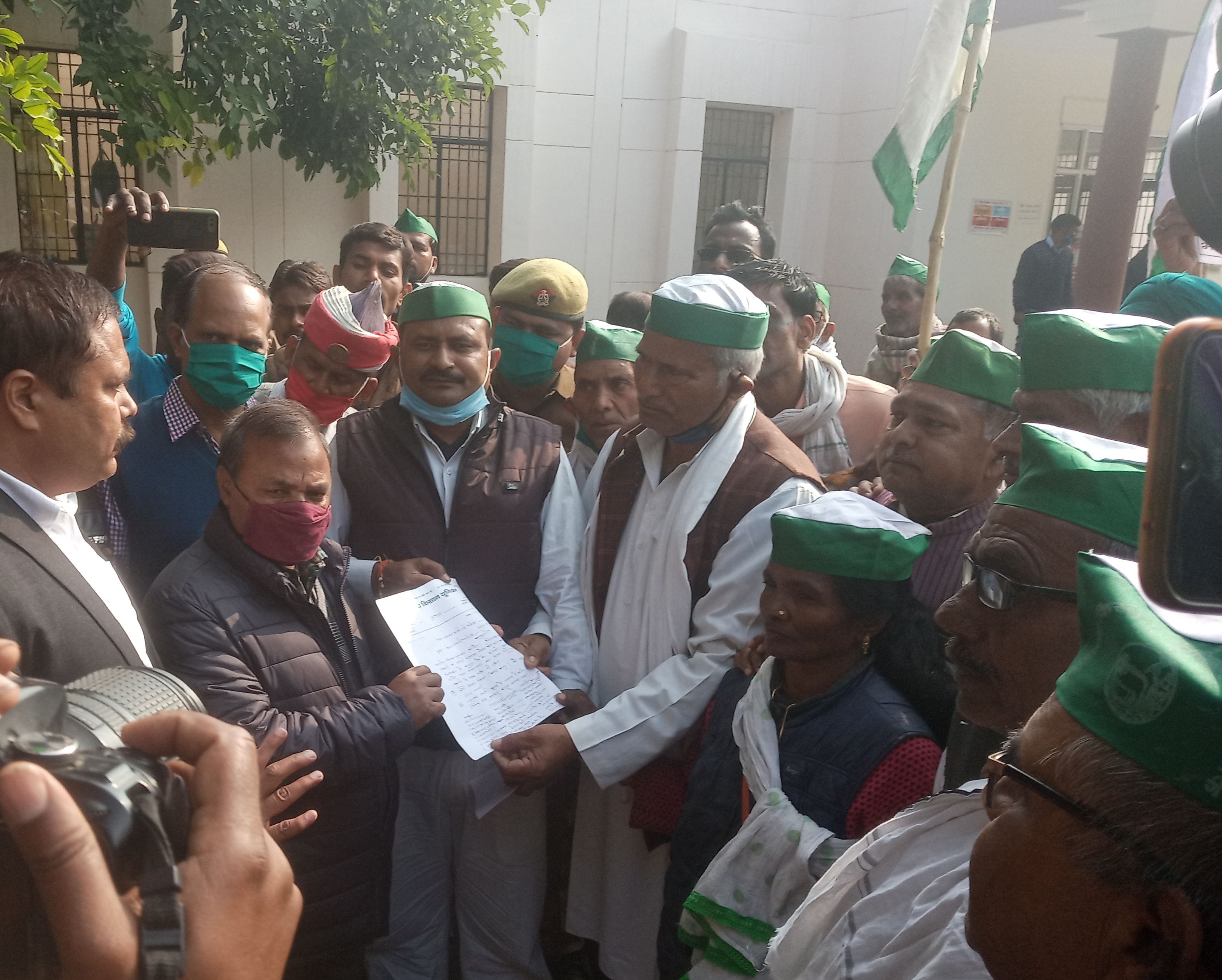 कलक्ट्रेट परिसर में एडीएम वित्त को ज्ञापन देते भाकियू कार्यकर्ता। कलक्ट्रेट परिसर में एडीएम वित्त को ज्ञापन देते भाकियू कार्यकर्ता।