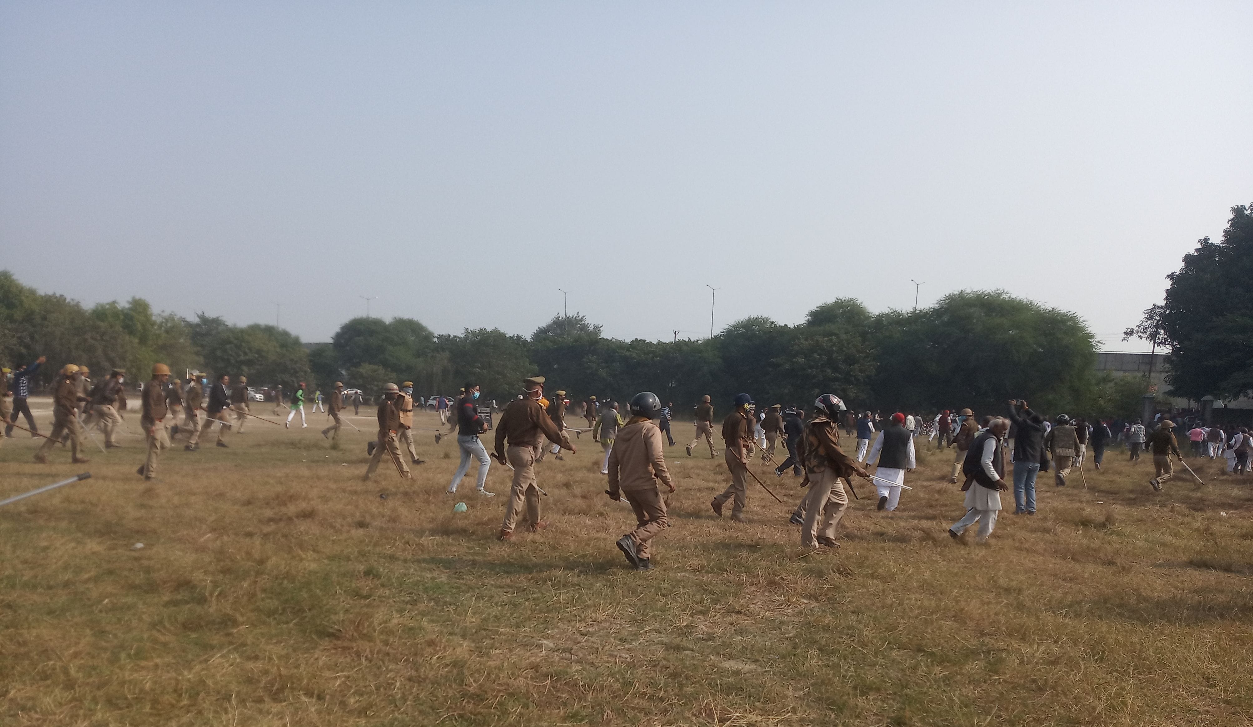 कलक्ट्रेट परिसर में सपाइयों को खदेड़ती पुलिस। कलक्ट्रेट परिसर में सपाइयों को खदेड़ती पुलिस।