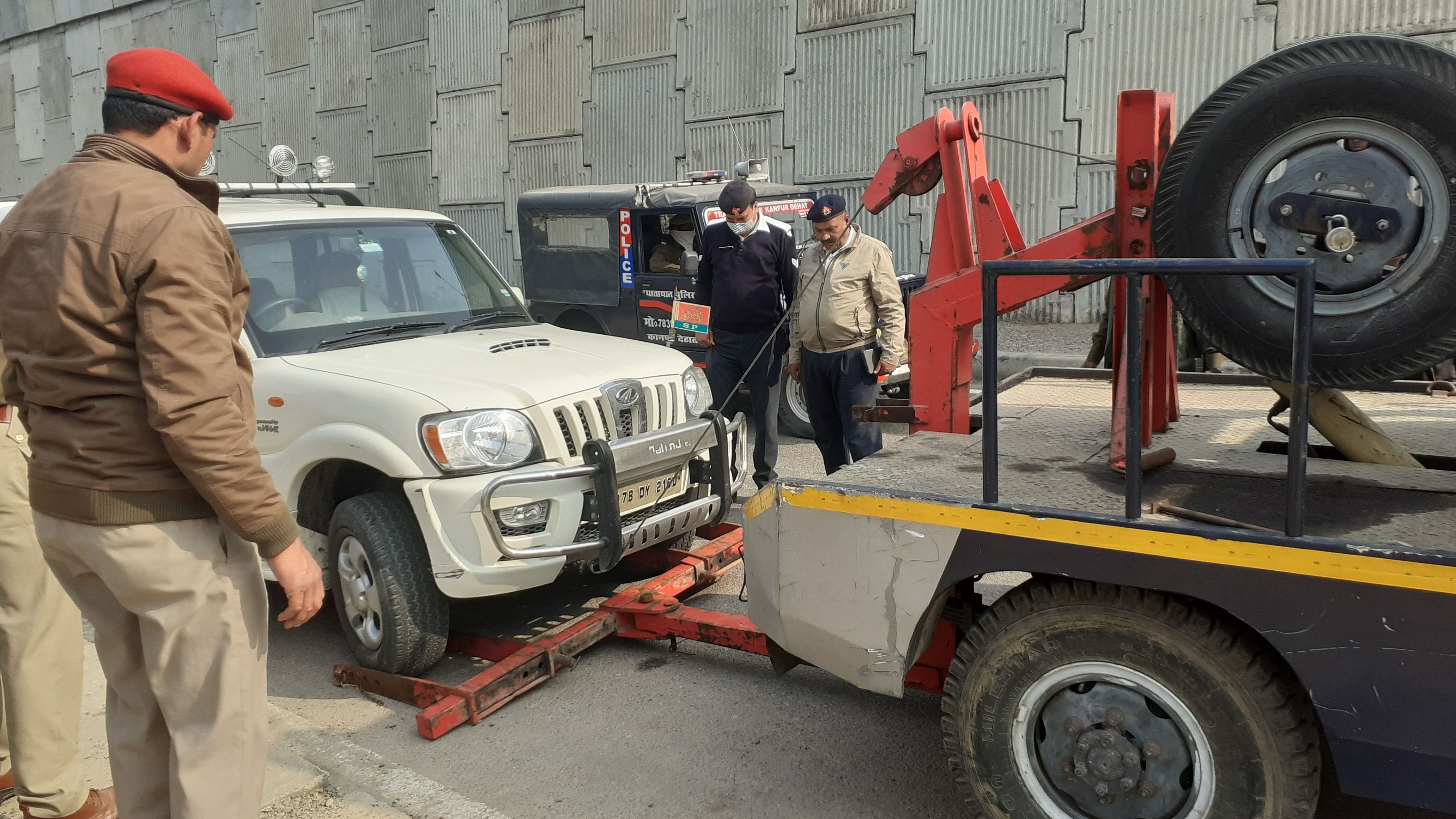 सपा नेता की गाड़ी को क्रेन से ले जाती ट्रैफिक पुलिस। सपा नेता की गाड़ी को क्रेन से ले जाती ट्रैफिक पुलिस।