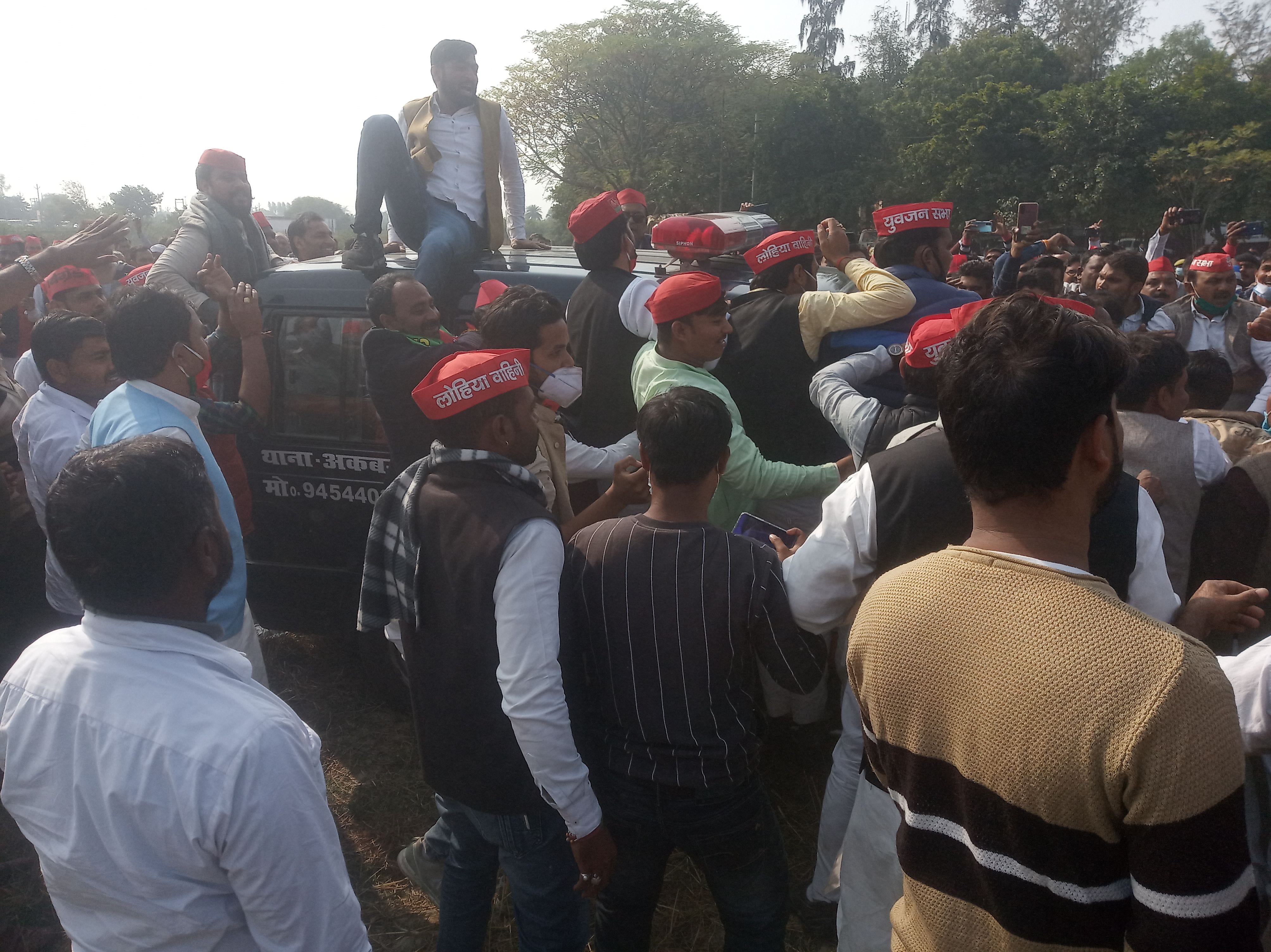पुलिस जीप के ऊपर चढ़कर नारेबाजी करते सपा कार्यकर्ता। पुलिस जीप के ऊपर चढ़कर नारेबाजी करते सपा कार्यकर्ता।
