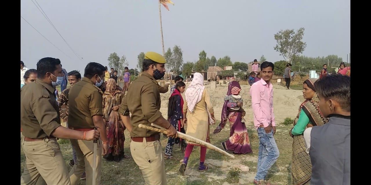 हंगामा कर रहे ग्रामीणो को खदेड़ती पुलिस। हंगामा कर रहे ग्रामीणो को खदेड़ती पुलिस।