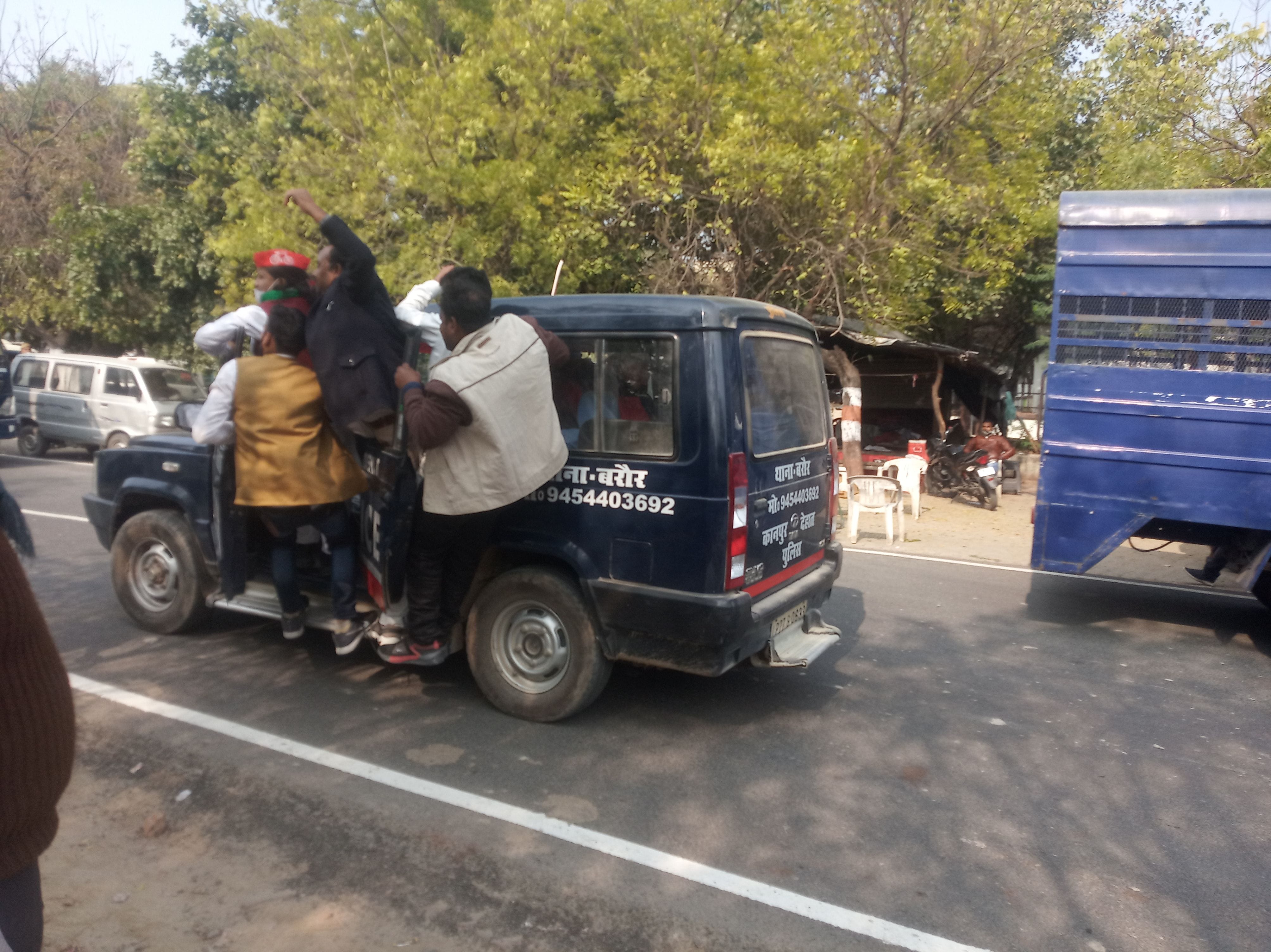 सपा कार्यकर्ताओं को इस तरह जीप से ले जाती पुलिस। सपा कार्यकर्ताओं को इस तरह जीप से ले जाती पुलिस।