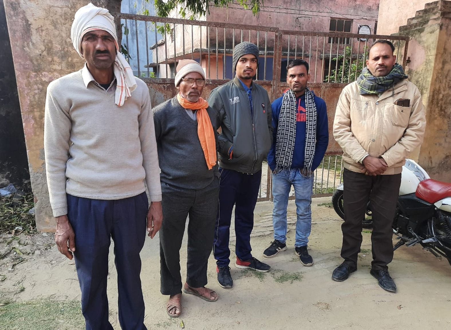 पोस्टमार्टम हाउस में गमगीन खड़े विनोद के परिजन। संवाद पोस्टमार्टम हाउस में गमगीन खड़े विनोद के परिजन। संवाद