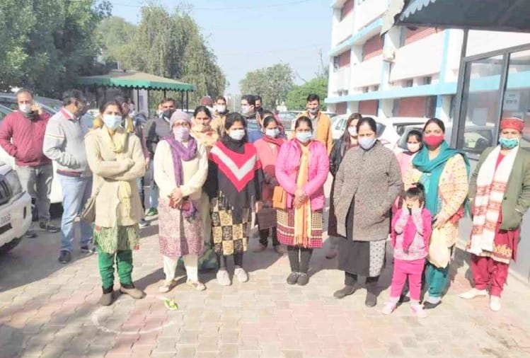 स्कूलों ने पूरी फीस न भरने पर ऑनलाइन ग्रुप से हटा दिए 195 बच्चे