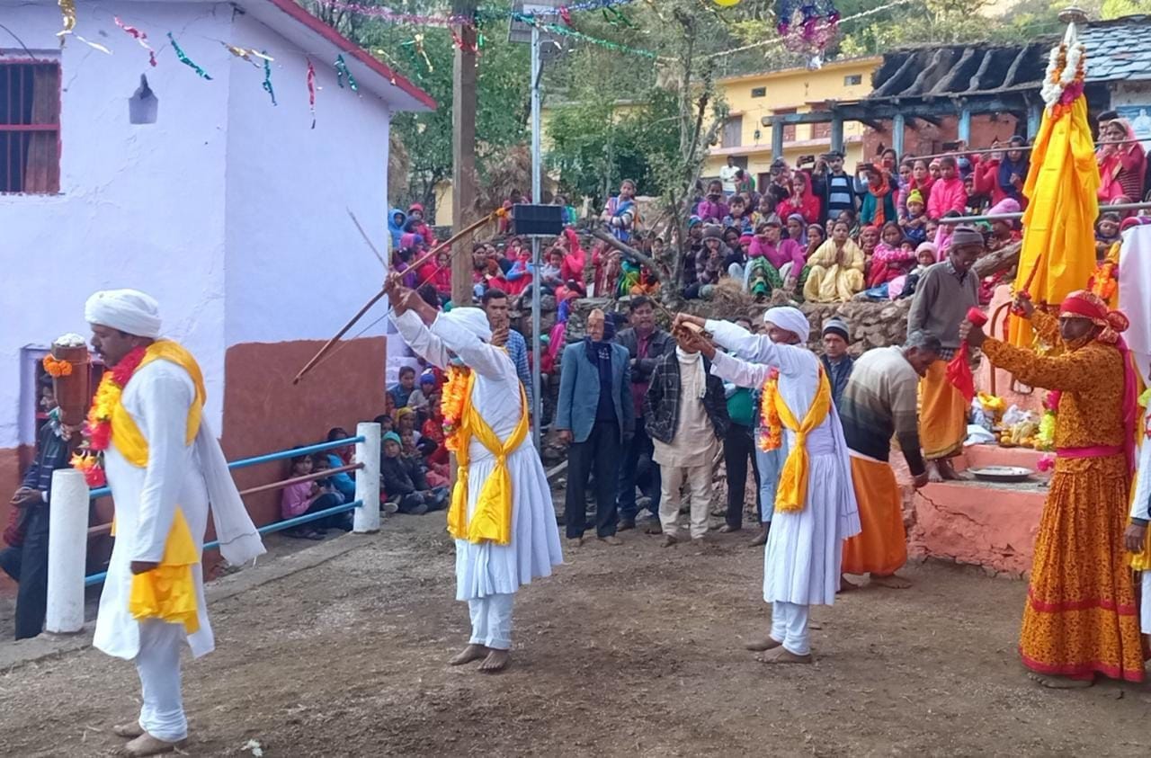 तरवाड़ी गांव में अस्त्र-शस्त्रों के साथ नृत्य करते हुए पांडव पश्वा।