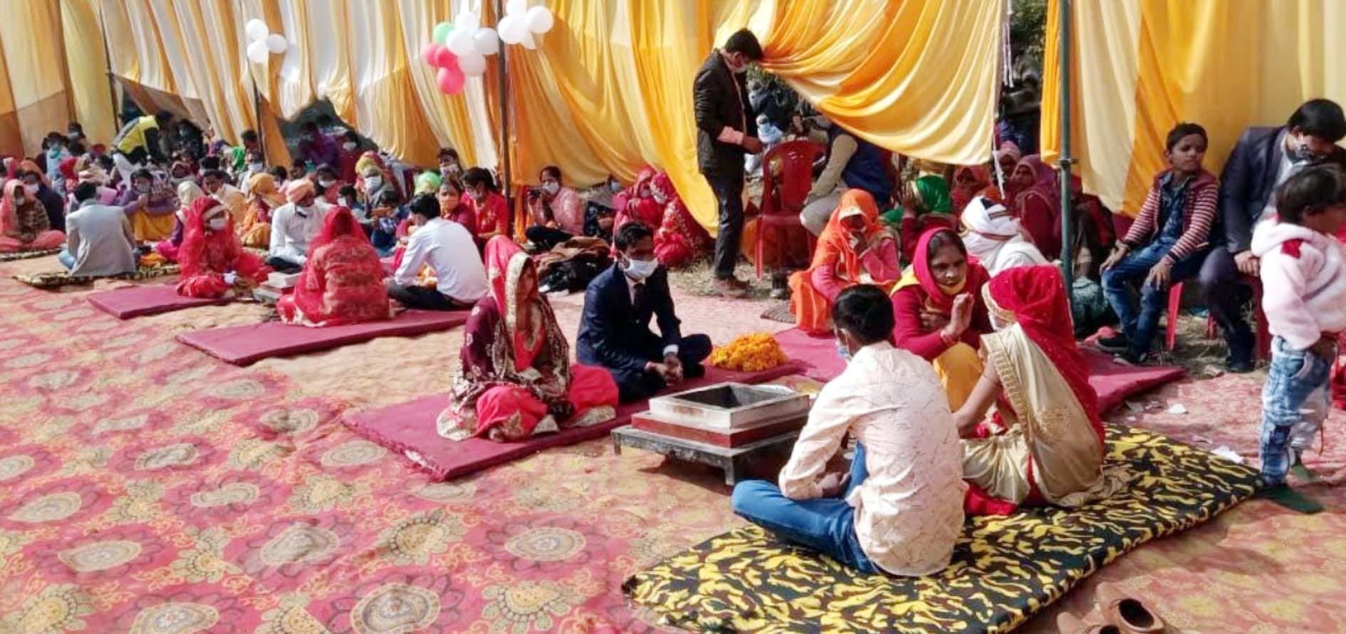 कासगंज के बारह पत्थर मैदान में सामूहिक विवाह समारोह में परिणय सूत्र में बंधते युगल कासगंज के बारह पत्थर मैदान में सामूहिक विवाह समारोह में परिणय सूत्र में बंधते युगल