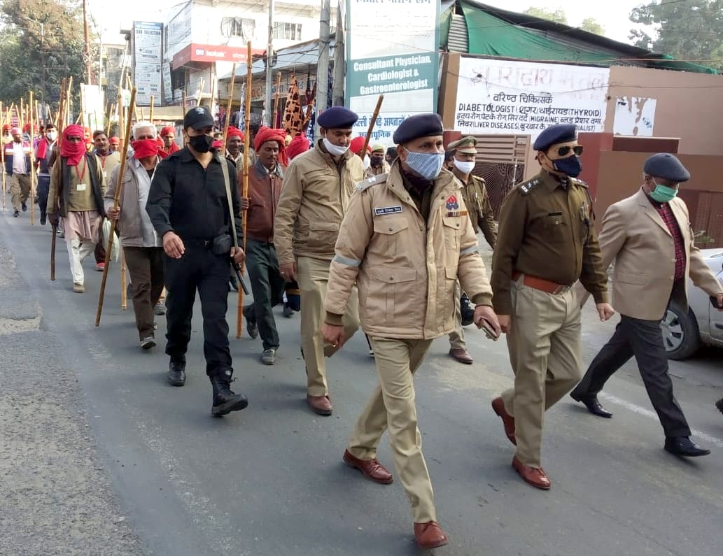 बिजनौर में चौकीदारों के साथ पैदल मार्च निकालते एसपी डा.धर्मवीर सिंह।