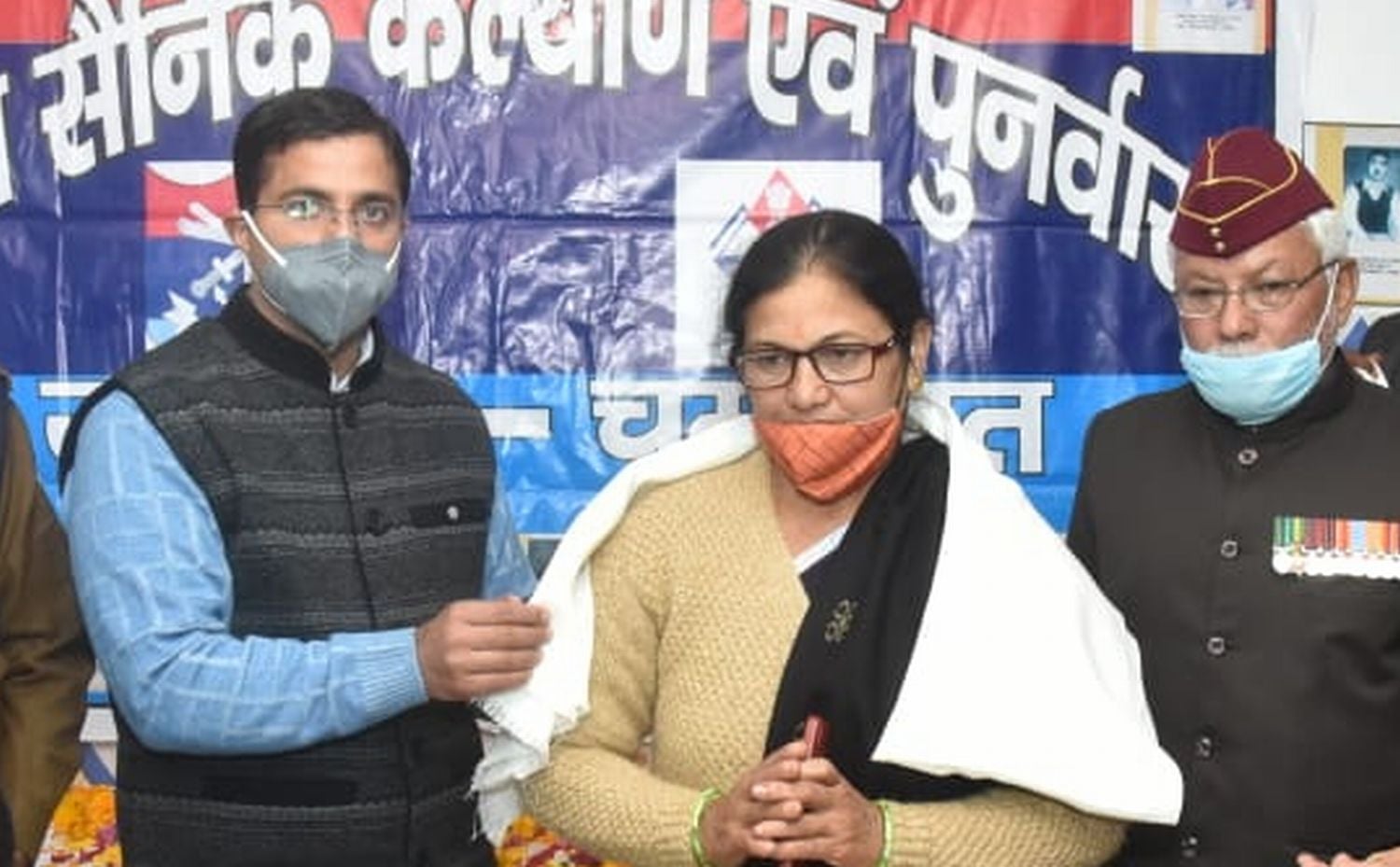 बनबसा में विजय दिवस पर वीर नारी को शाल ओढ़ा सम्मानित करते मुख्यअतिथि एसडीएम हिमांशु कफल्टिया। बनबसा में विजय दिवस पर वीर नारी को शाल ओढ़ा सम्मानित करते मुख्यअतिथि एसडीएम हिमांशु कफल्टिया।