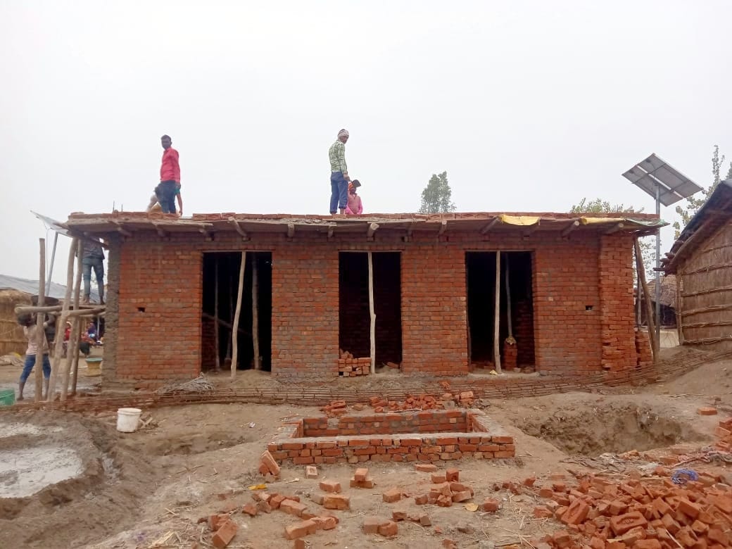 मंडावर क्षेत्र के गांव इंछावाला निर्माणाधीन सामुदायिक शौचालय।