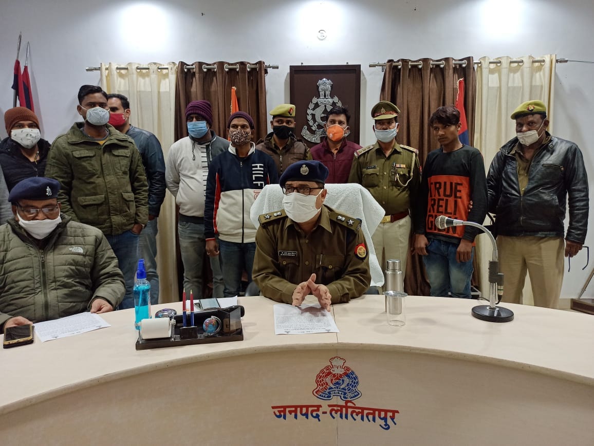 हत्या का खुलासा करते अपर पुलिस अधीक्षक