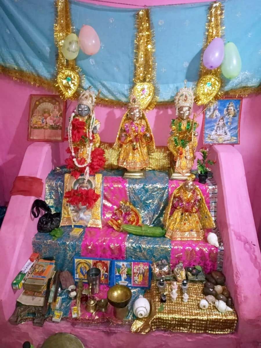 पहले जब मूर्तियां स्थापित थी तब का फोटो पहले जब मूर्तियां स्थापित थी तब का फोटो