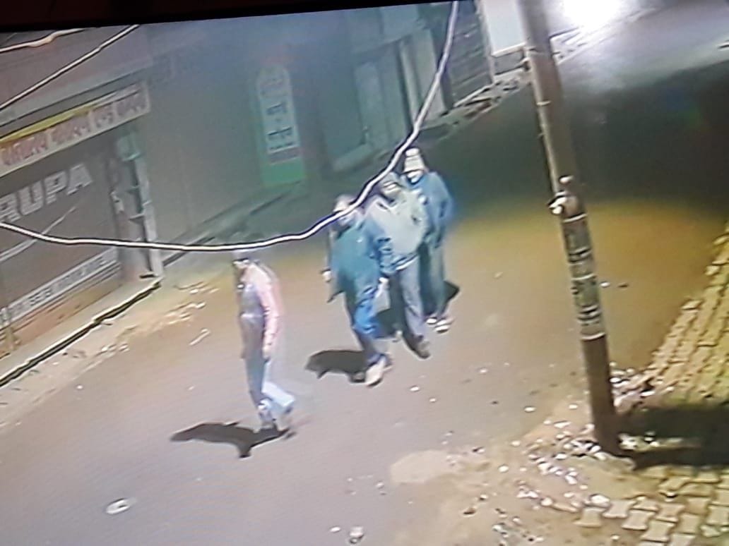 नगर कोतवाली के चौक में रात मेडिकल स्टोर के समीप सीसीटीवी कैमरे में आयी संदिग्धों की तस्वीर। नगर कोतवाली के चौक में रात मेडिकल स्टोर के समीप सीसीटीवी कैमरे में आयी संदिग्धों की तस्वीर।