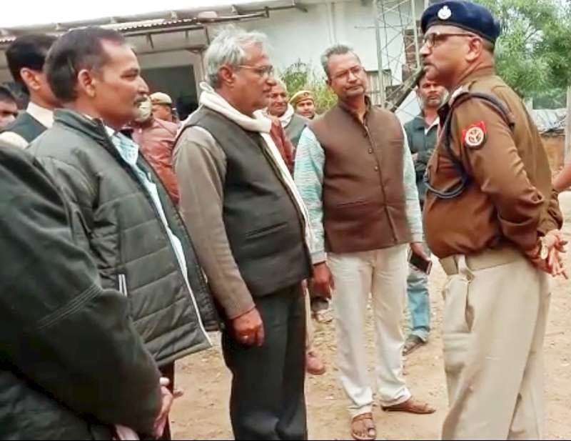 घटनास्थल पर लोगों से बातचीत करते एसपी घटनास्थल पर लोगों से बातचीत करते एसपी